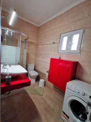 Apartment | Badezimmer | Dusche, Haartrockner, Handtücher