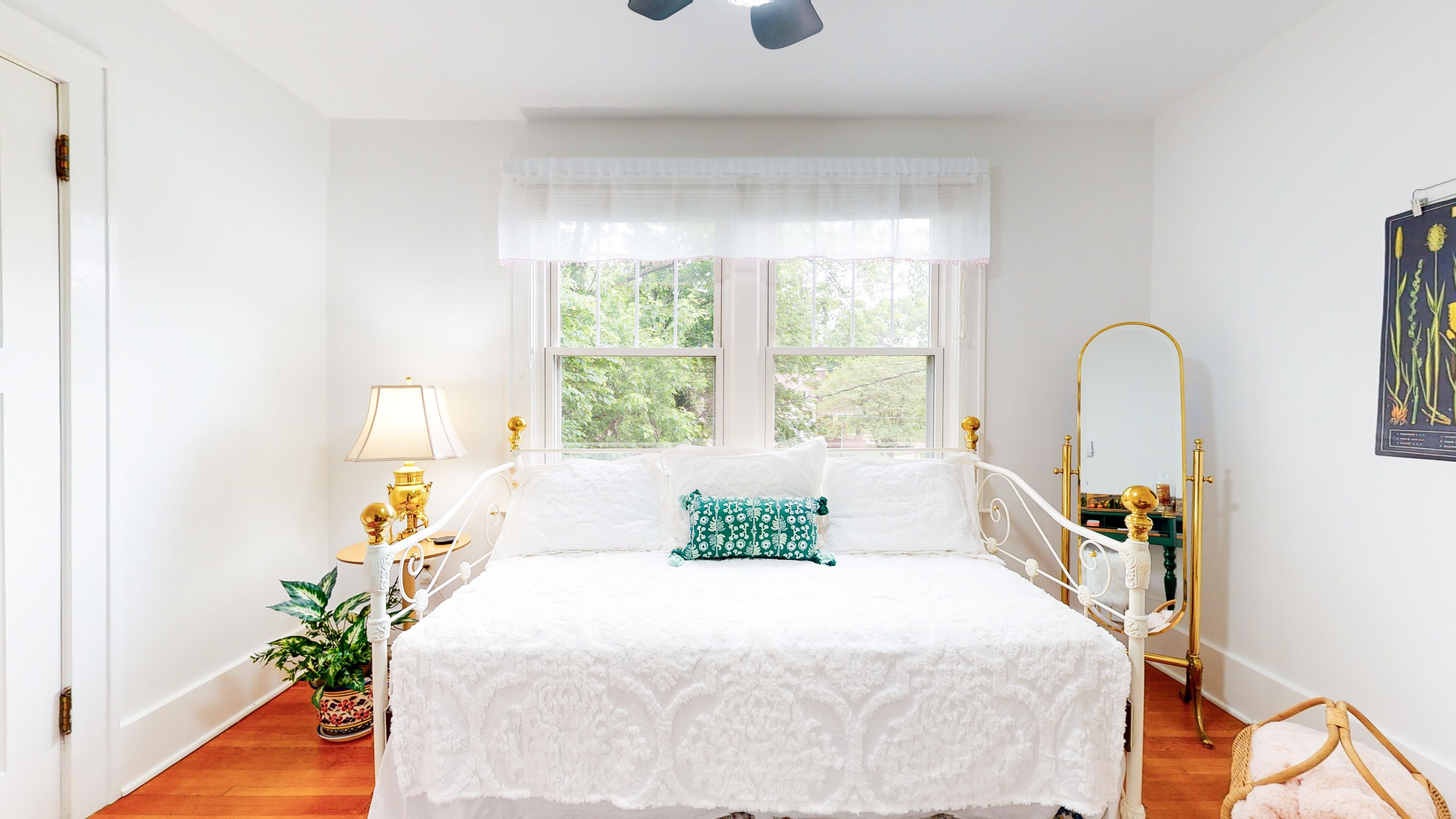 Mod 2-bedroom cottage w/ game room+private parking