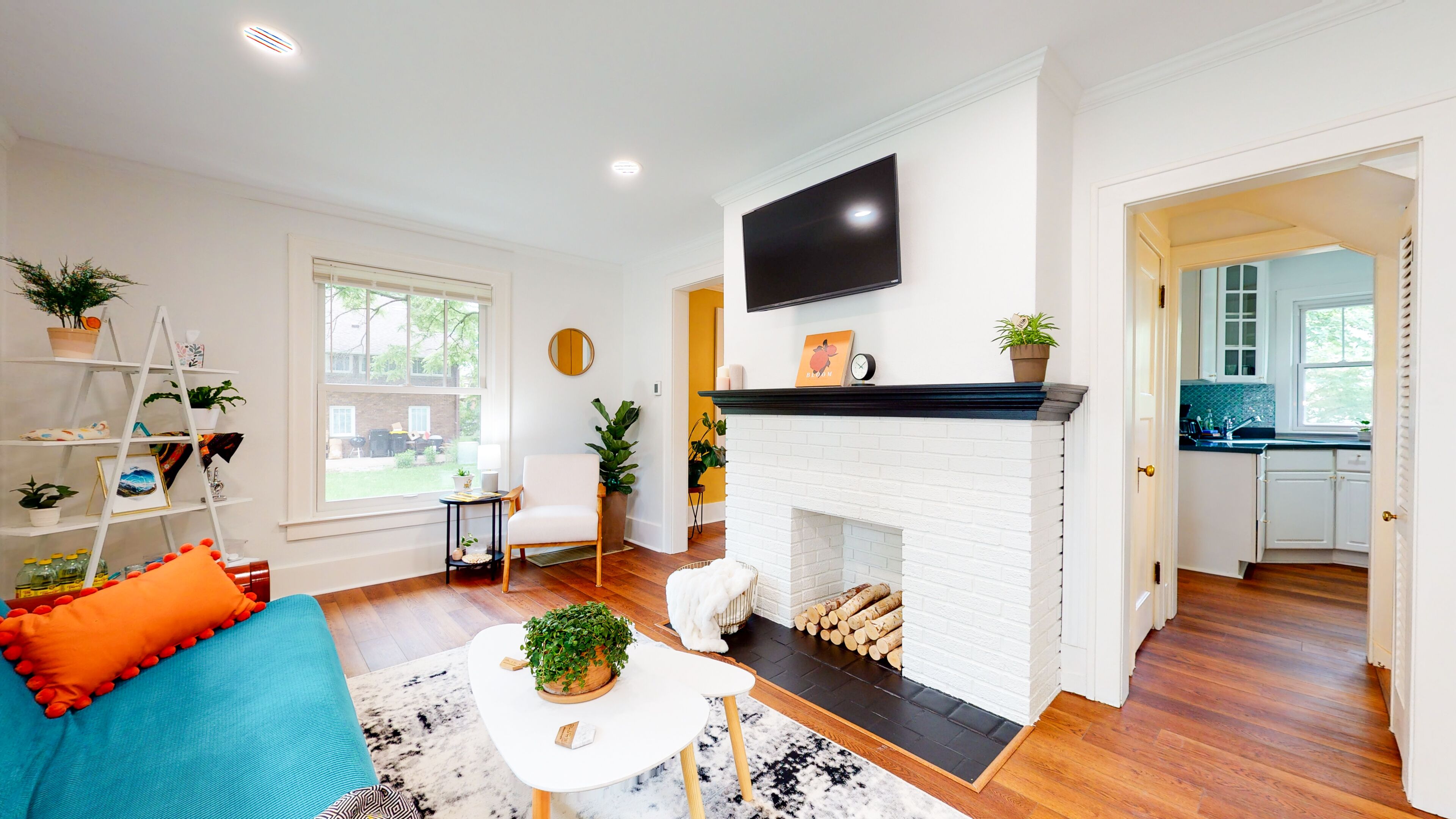 Mod 2-bedroom cottage w/ game room+private parking