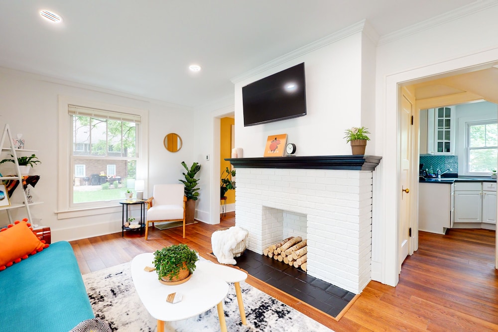Mod 2-bedroom cottage w/ game room+private parking
