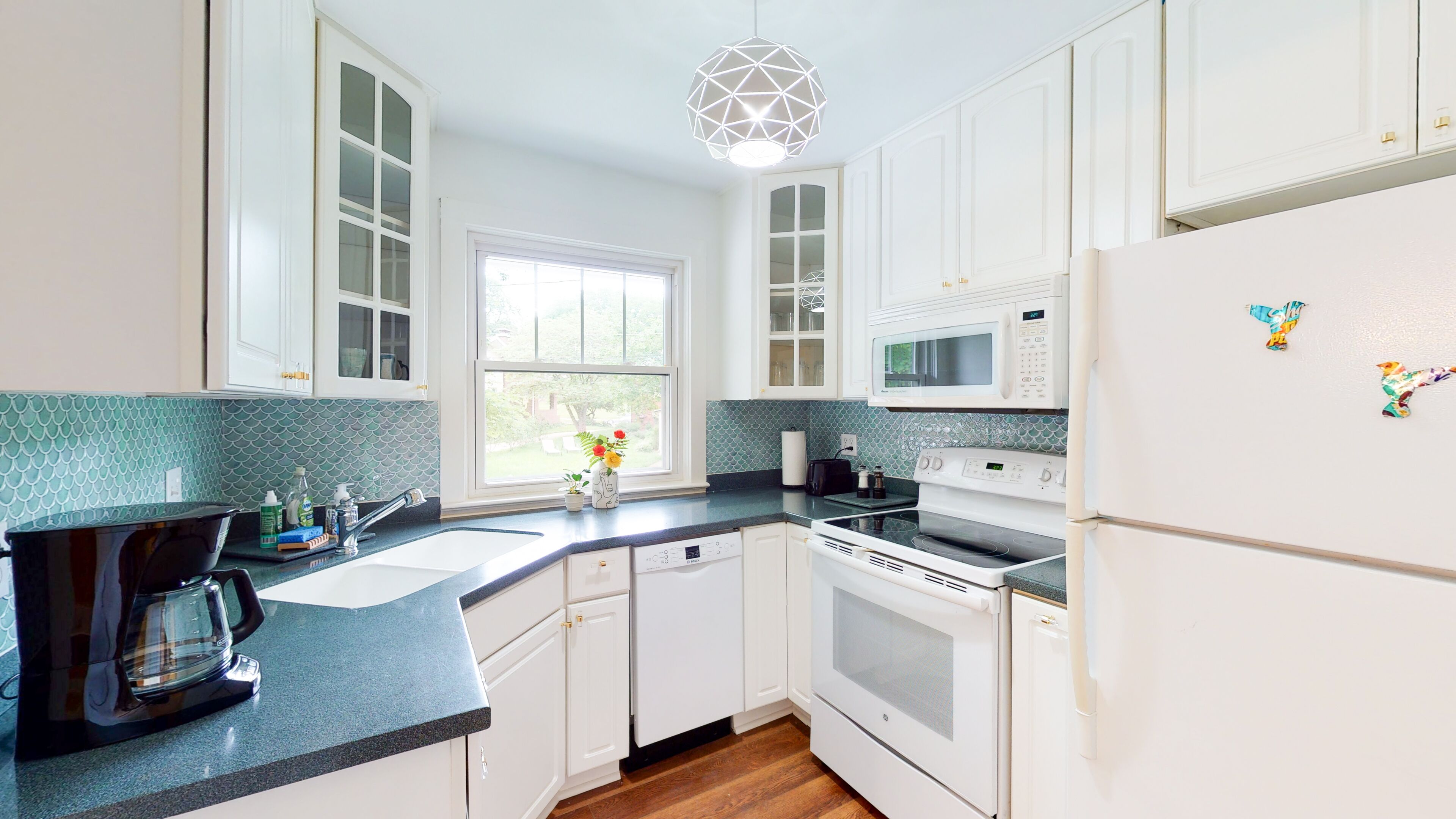 Mod 2-bedroom cottage w/ game room+private parking