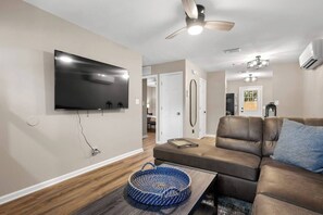 TV - 2 Bed Townhouse * Fenced Yard * Dog Friendly * Fox Den C (Pensacola)