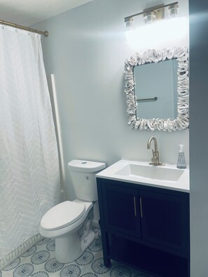 Séchoir à cheveux, serviettes fournies, savon, shampooing