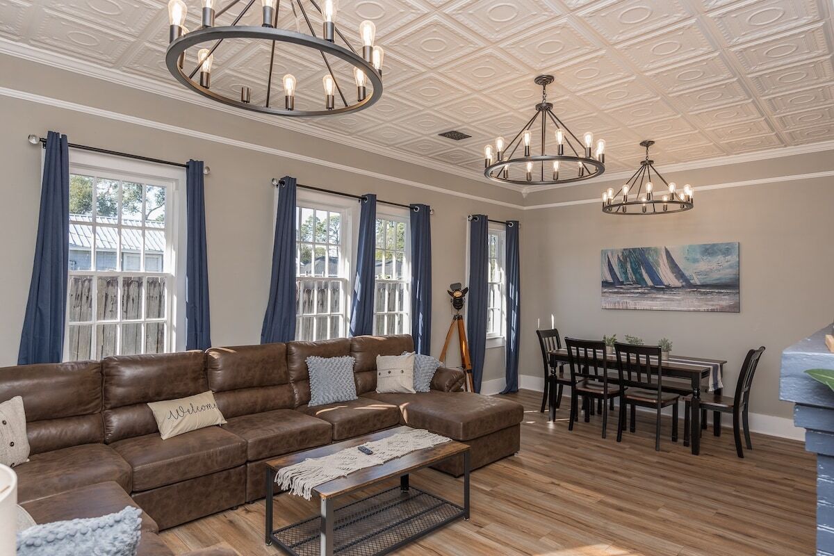 This house is a 2 bedroom(s), 1 bathrooms, located in Pensacola, FL.