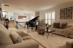 Smart TV, chimenea, futbolito y libros