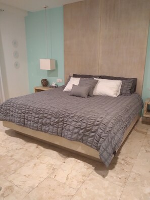 1 bedroom, desk, Internet, bed sheets