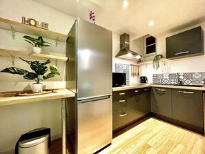 Kühlschrank, Mikrowelle, Ofen, Herdplatte