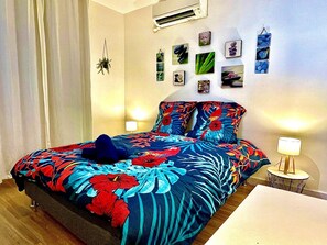 Escritorio, tabla de planchar con plancha, wifi gratis y ropa de cama 