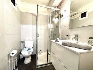 Dusche, Haartrockner, Handtücher, Seife