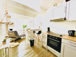 Réfrigérateur, four, plaque de cuisson, cafetière/bouilloire