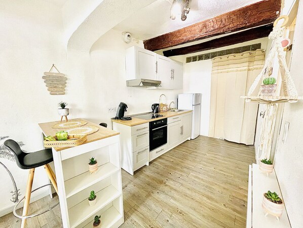 Réfrigérateur, four, plaque de cuisson, cafetière/bouilloire