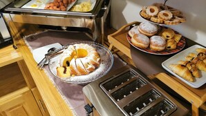 A buffet with various food items including eggs, sausages, and pastries. - Dvosobni suite u potkrovlju (Plitvica Selo)