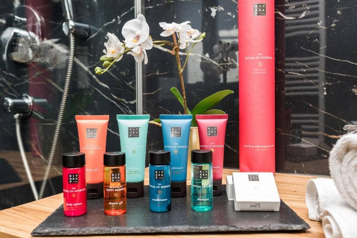 Douche, sèche-cheveux, serviettes fournies, savon