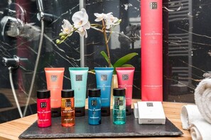 Dusche, Haartrockner, Handtücher, Seife