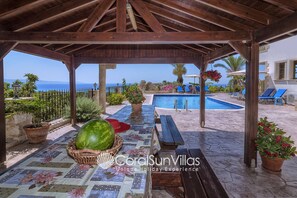 Villa, 4 chambres, fumeur, piscine privée | Restauration extérieure