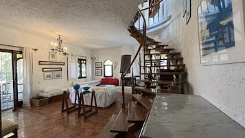 House, 2 Bedrooms, Balcony, Garden View | Tempat makan