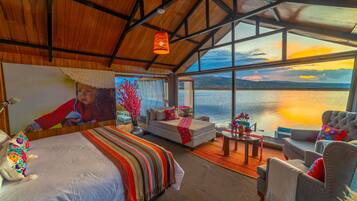 Panoramic Room | Down comforters, individually decorated, individually furnished