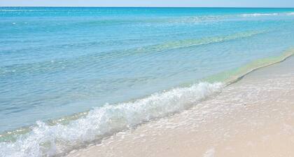 Family-Friendly / 1 block to the beach / Sleeps 6 / Pool