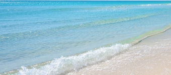 Family-Friendly / 1 block to the beach / Sleeps 6 / Pool