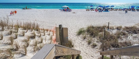 على الشاطئ، كراسي للتشمس، مناشف للشاطئ