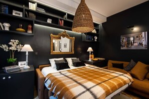 2 bedrooms, iron/ironing board, travel cot, WiFi