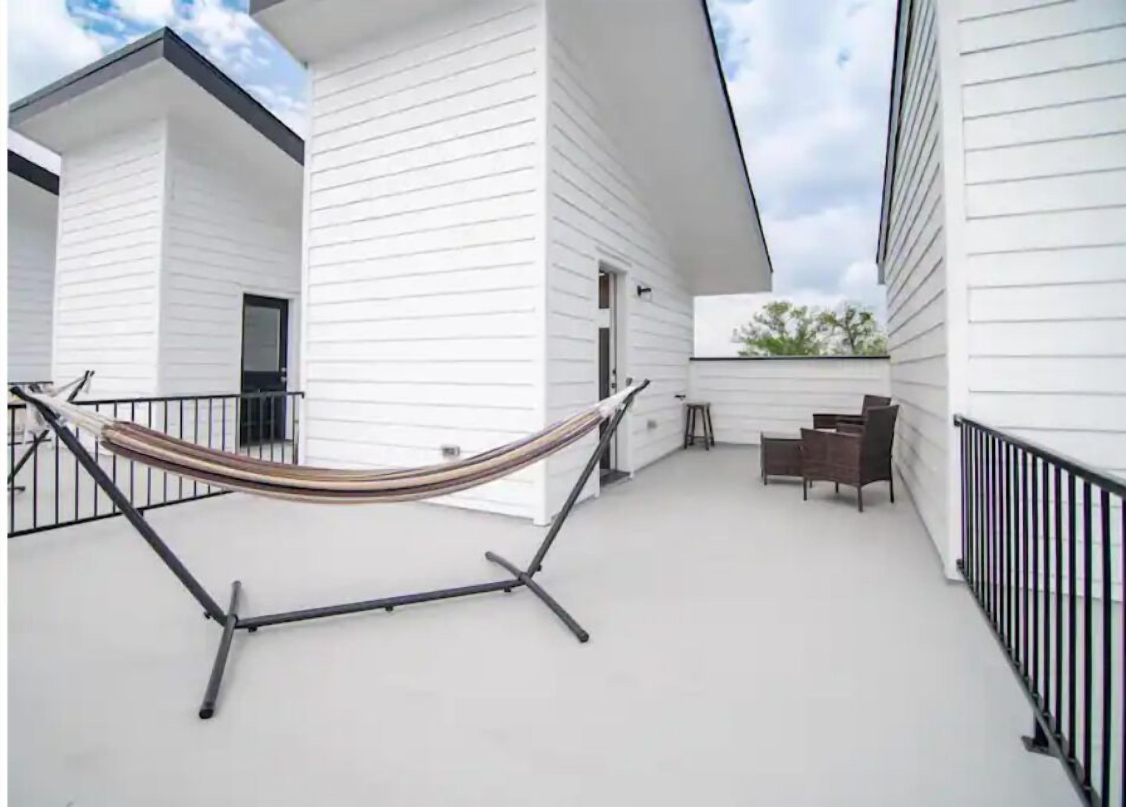 Newly Built Mono Home Downtown/Complimentary Airport Ride