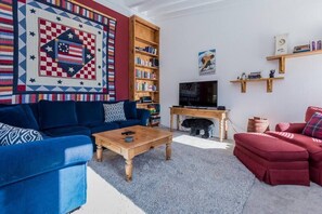 TV, fireplace - Updated 3Br/3Ba with Panoramic Views. Only Steps to Canyon Lodge! (Mammoth Lakes)