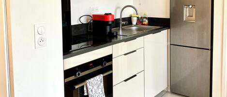 Refrigerador, microondas, horno, placa de cocina