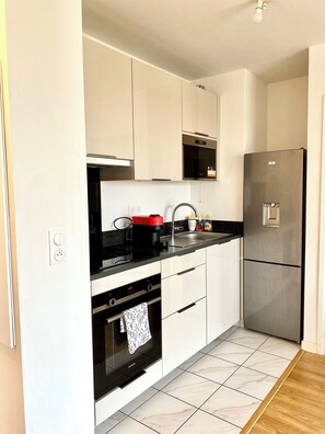 Réfrigérateur, micro-ondes, four, plaque de cuisson