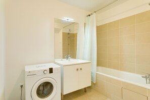 Asciugacapelli, bidet, asciugamani, sapone