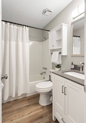 Bathroom - Updated 2 bed w/ fenced yard * Dog Friendly * Fox Den F (Pensacola)