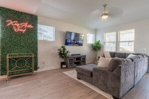 TV connectée, jeux vidéo, livres, chaîne hi-fi