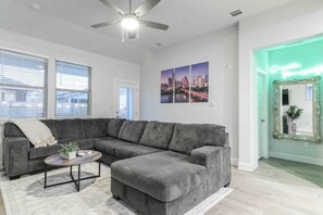 Smart-tv, tv-spel, böcker och en stereo