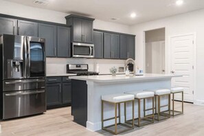 Kylskåp, mikrovågsugn, ugn och spishäll