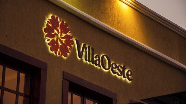 A building with a sign that reads "VillaOeste" and a decorative emblem. - Hotel Villaoeste (Mossoro)