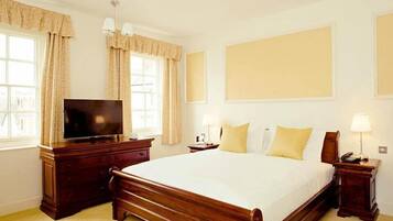 Quarto casal | Roupas de cama premium, camas com colchões pillow-top, escrivaninha