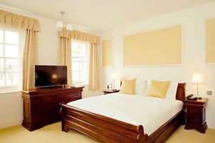 Ropa de cama de alta calidad, colchones con pillow-top y escritorio 