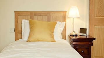 Single Room | Premium bedding, pillowtop beds, desk, laptop workspace