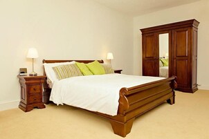 Ropa de cama de alta calidad, colchones con pillow-top y escritorio 
