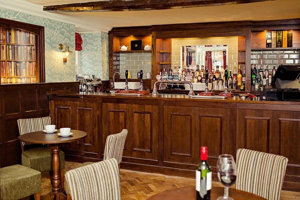 2 bars/lounges