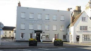 A two-story building with a sign reading "The King's Arms Hotel & Restaurant". - Kings Arms Bicester (Bicester)