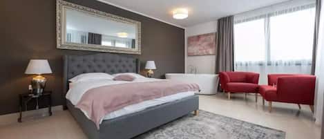 1 bedroom, in-room safe, desk, travel crib