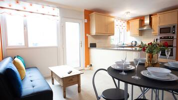 House, Private Bathroom | Dining