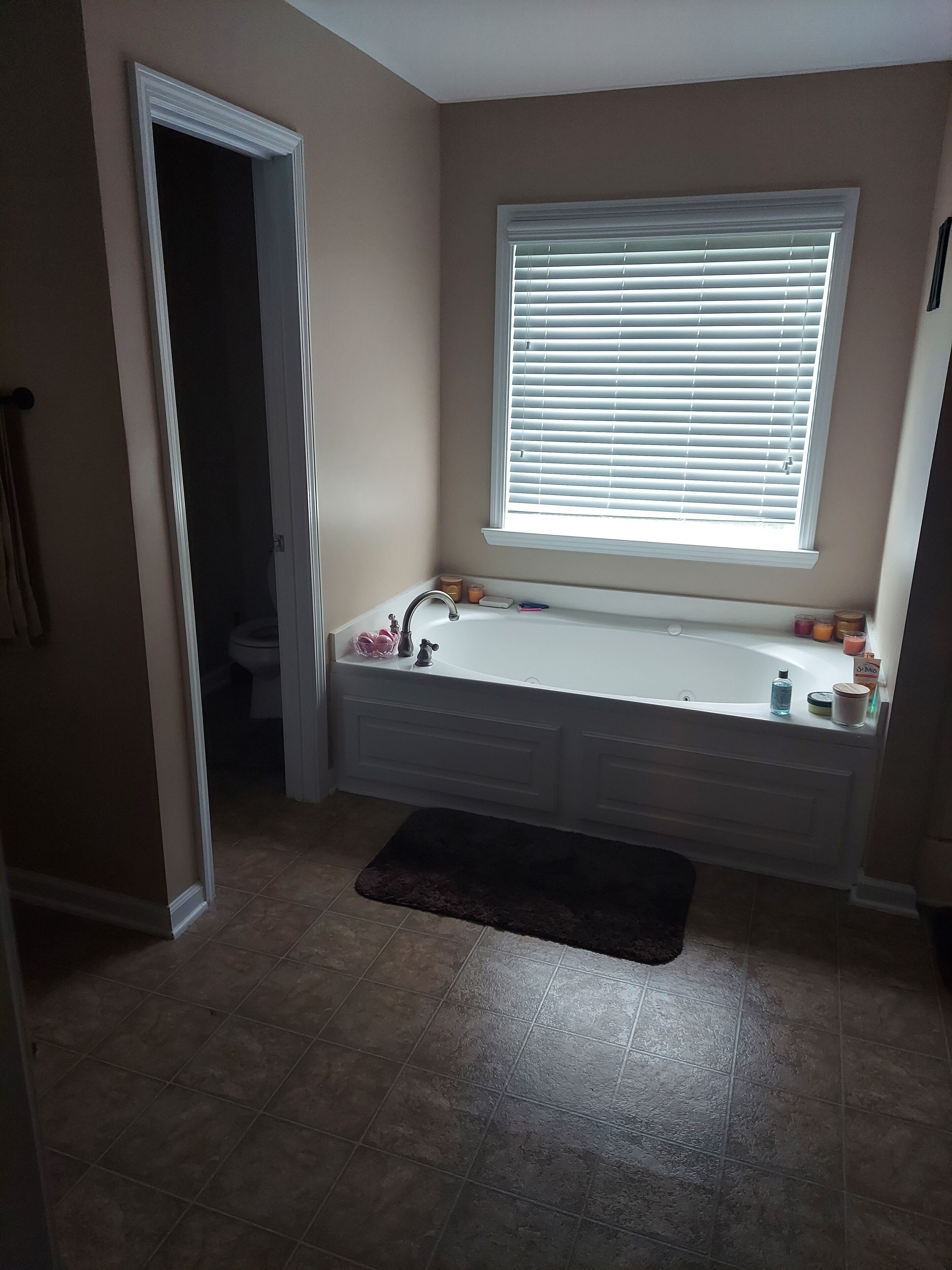 Large house with movie theater sleeps 14+