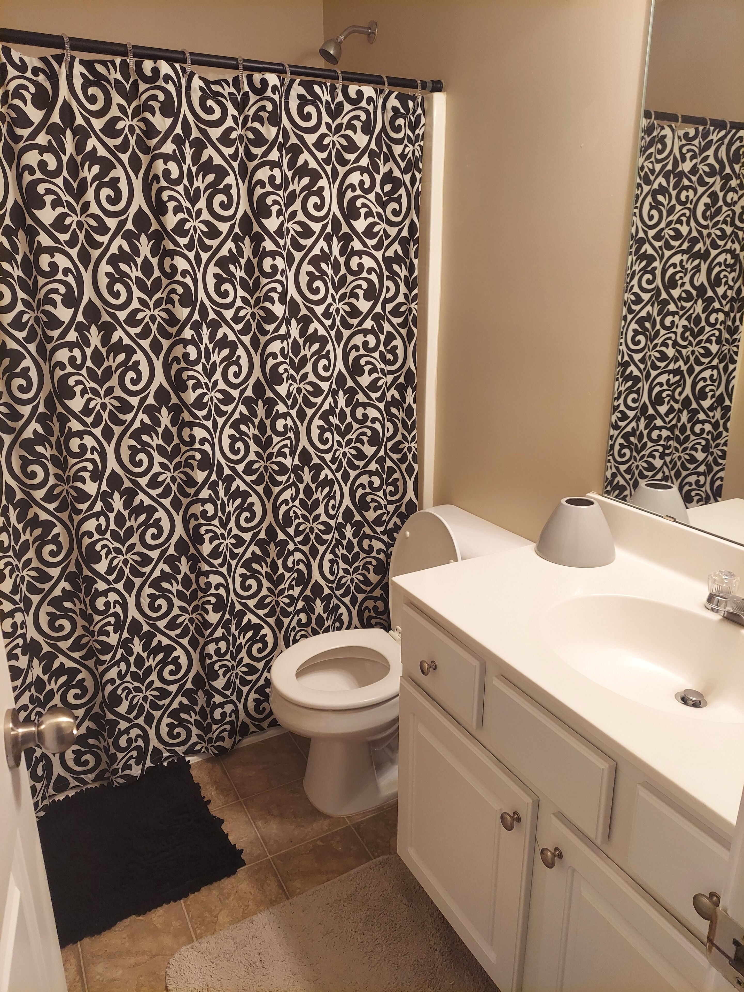 Large house with movie theater sleeps 14+