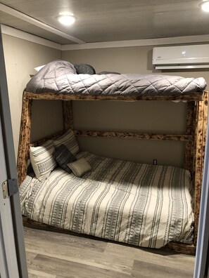 Room - The Red Wilderness Cabin, sleeps up to 6 (Marion)