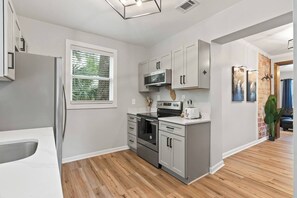 ثلاجة، ميكروويف، فرن، موقد طهي مسطح