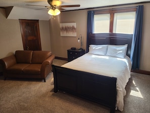 1 bedroom, desk, iron/ironing board, free WiFi - Cozy upstairs bungalow (Carthage)