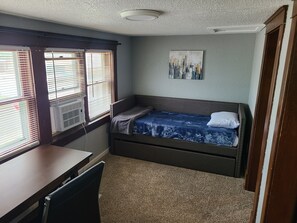 1 habitación, escritorio, tabla de planchar con plancha y wifi gratis 