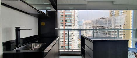 Apartamento Deluxe | Cocina privada | Frigorífico grande, microondas y utensilios de cocina